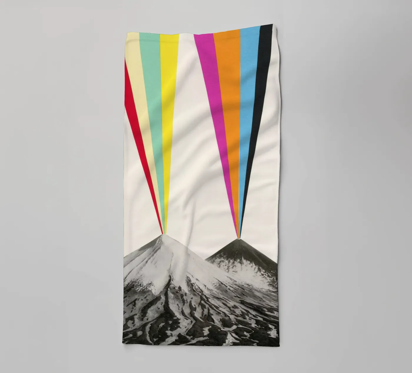 Vulkanen badhanddoek van Cassia Beck Collage