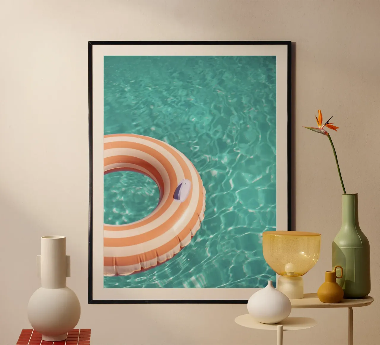 A bordo piscina - Fotografia di vibrazioni estive colorate poster con telaio in legno da Raisa Zwart Photography