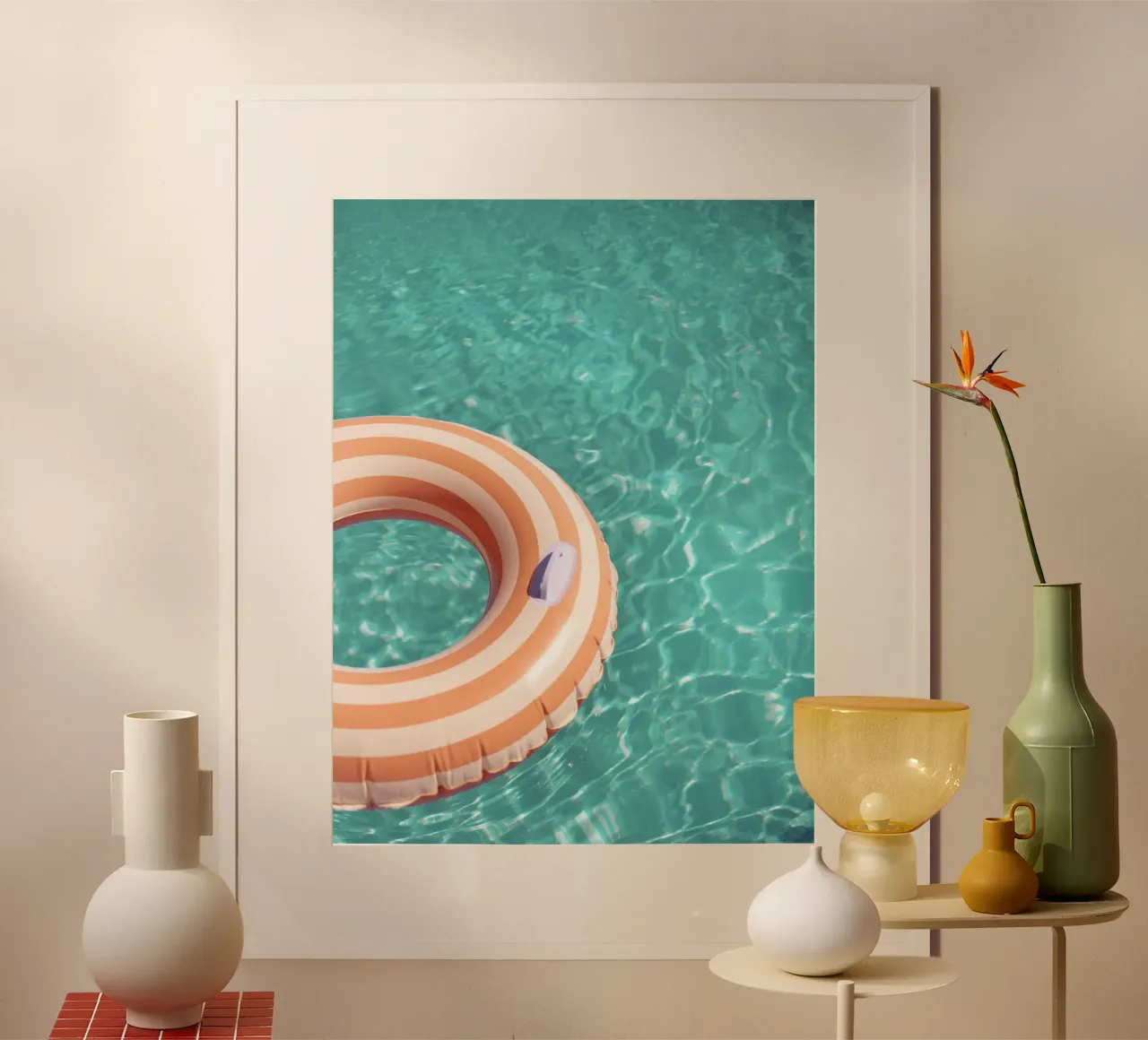 A bordo piscina - Fotografia di vibrazioni estive colorate poster con telaio in legno da Raisa Zwart Photography