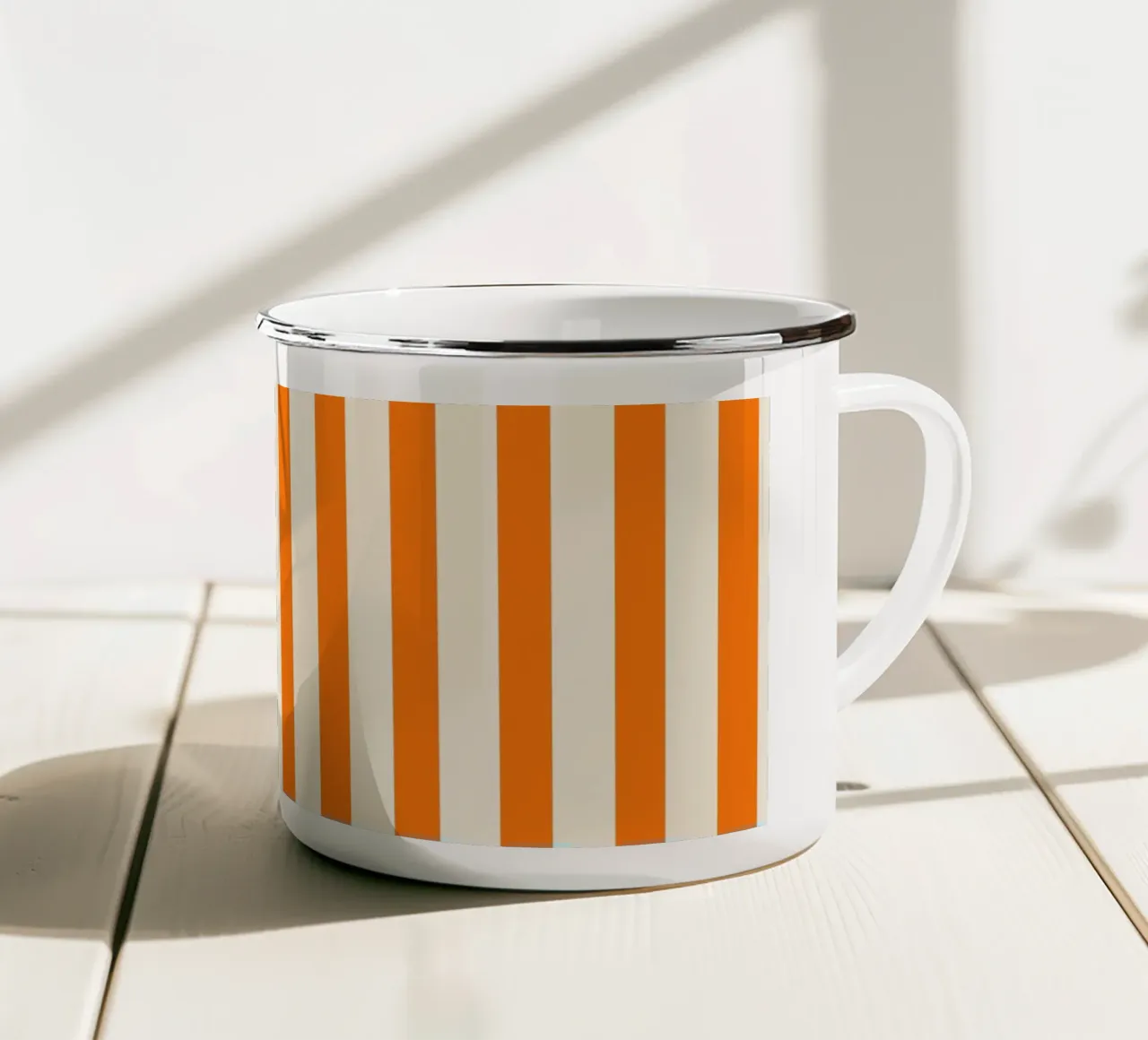 Strisce verticali nostalgiche arancioni tazza in smalto da Timeless moderna
