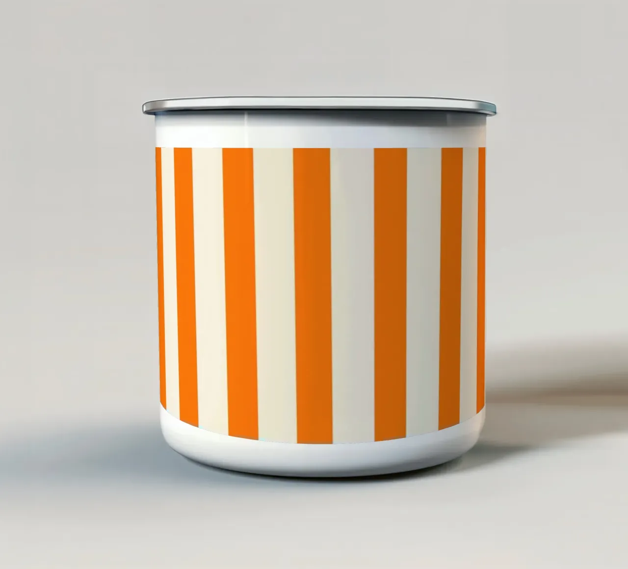 Strisce verticali nostalgiche arancioni tazza in smalto da Timeless moderna