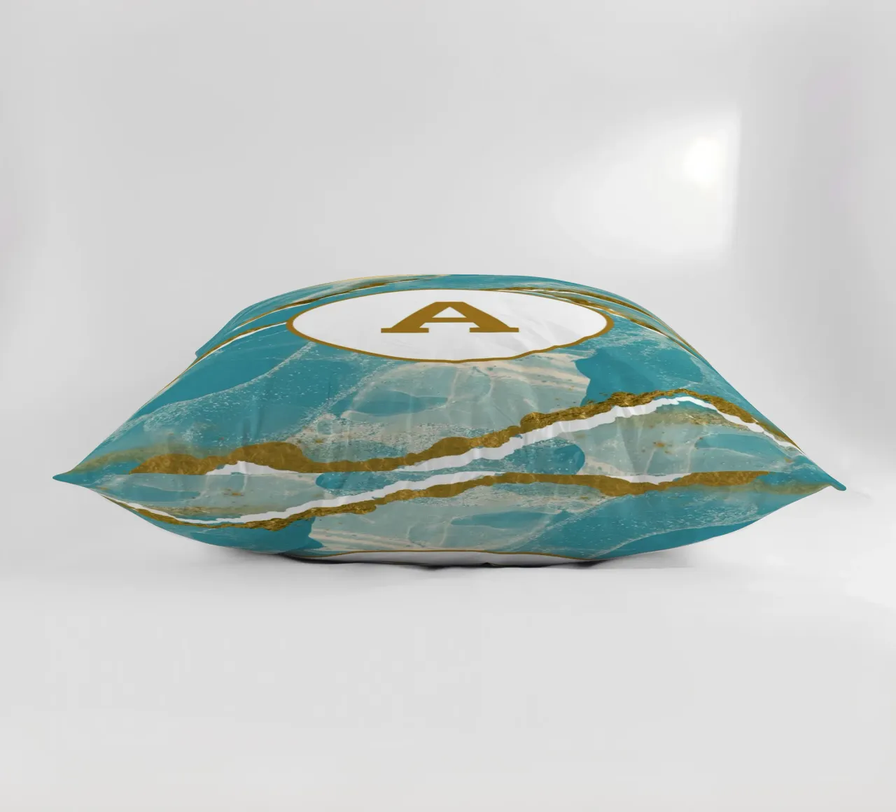 Monogramma personalizzato - Topico in marmo verde acqua e oro cuscino da Monogram Muse