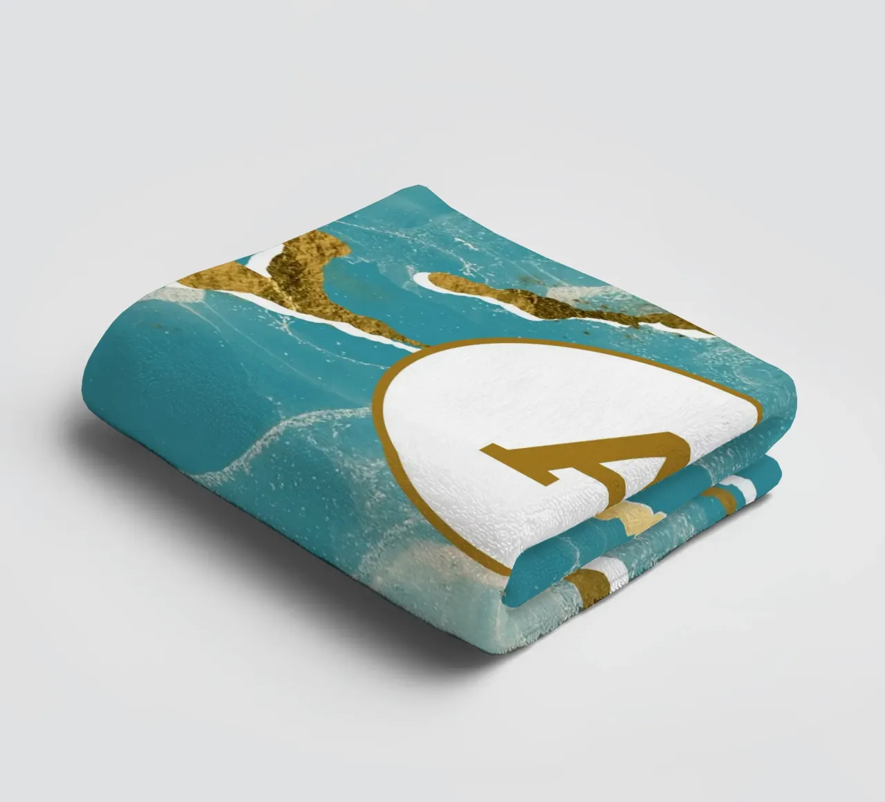 Monogramma personalizzato - Topico in marmo verde acqua e oro asciugamano da bagno da Monogram Muse