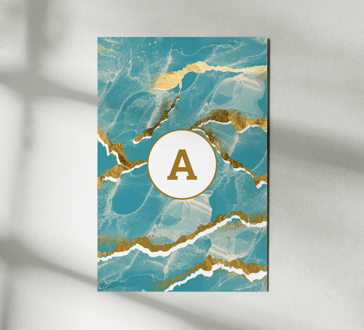 Monogramma personalizzato - Topico in marmo verde acqua e oro alluminio dibond da Monogram Muse