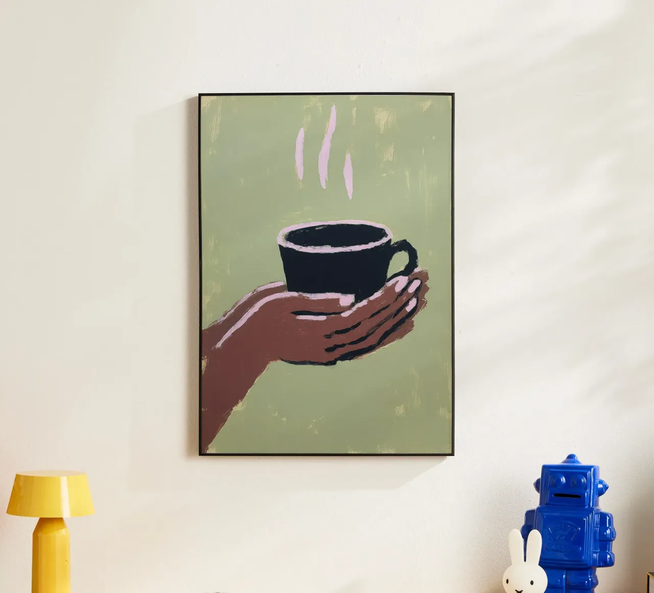 Mano con tazza di caffè su verde alluminio dibond da Calm Shapes