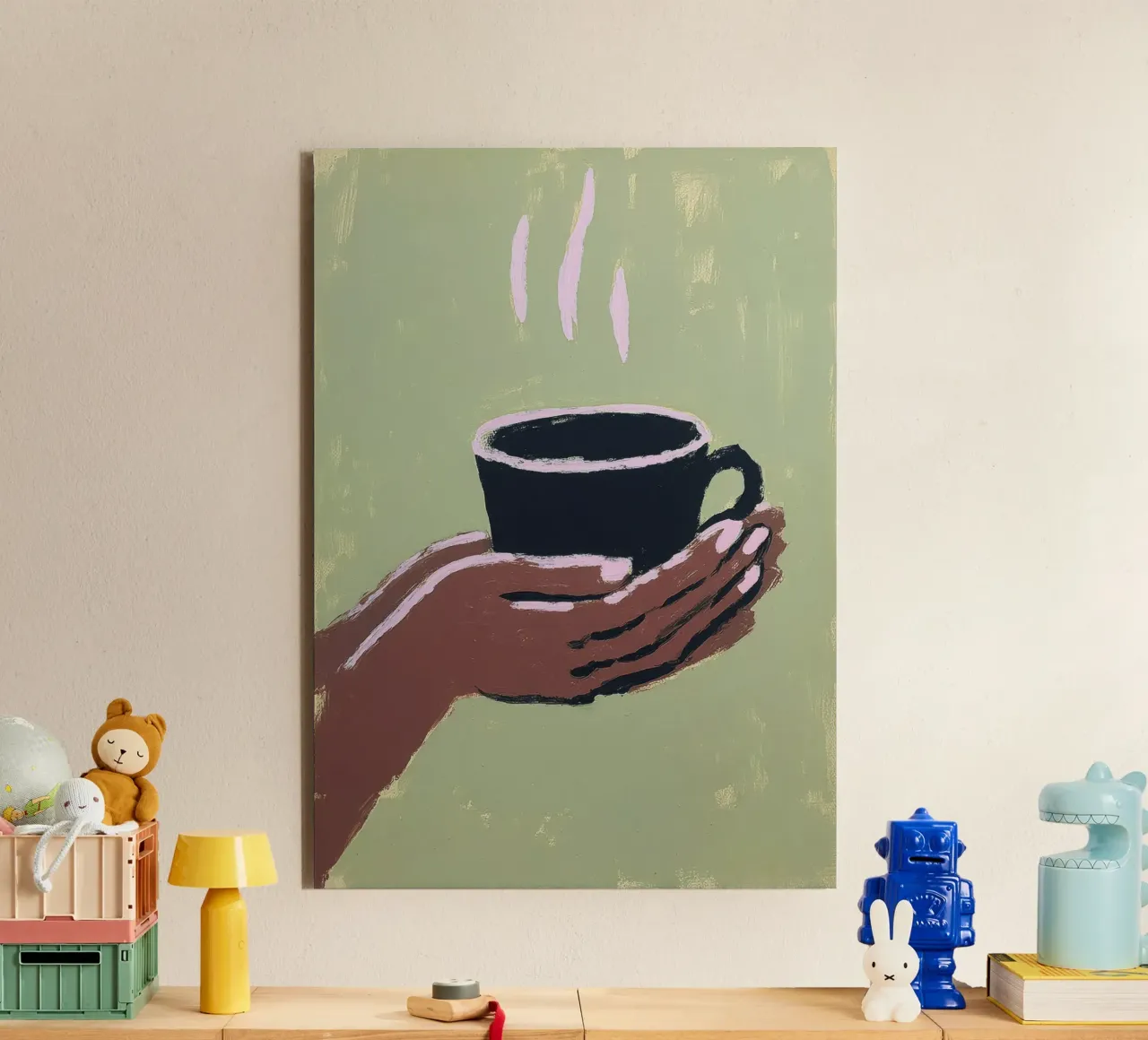 Mano con tazza di caffè su verde alluminio dibond da Calm Shapes