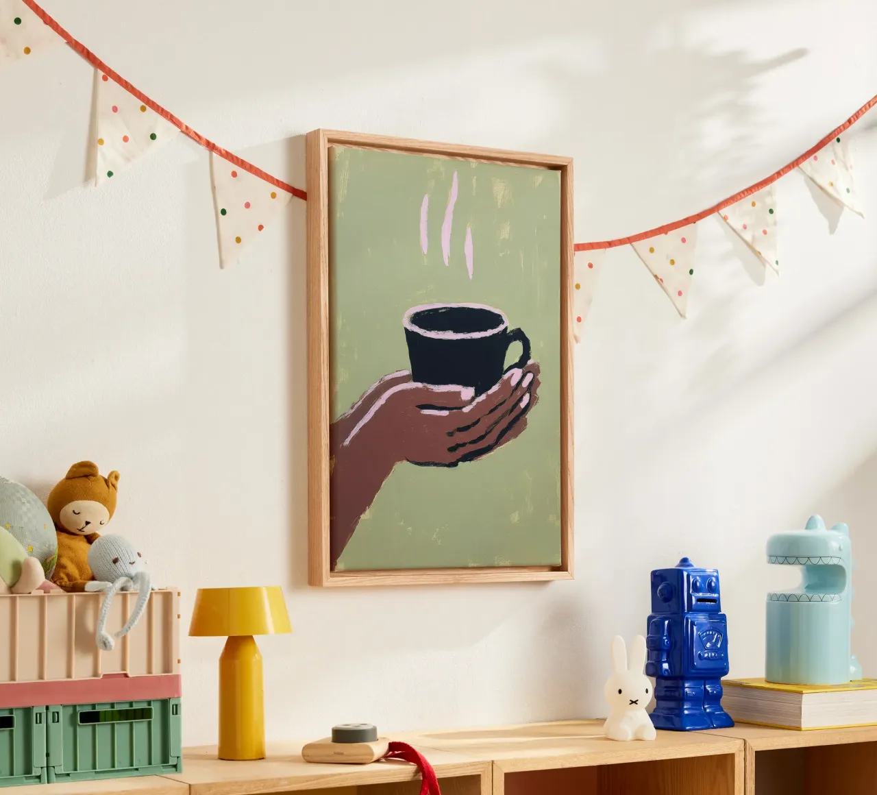 Mano con tazza di caffè su verde tela da Calm Shapes