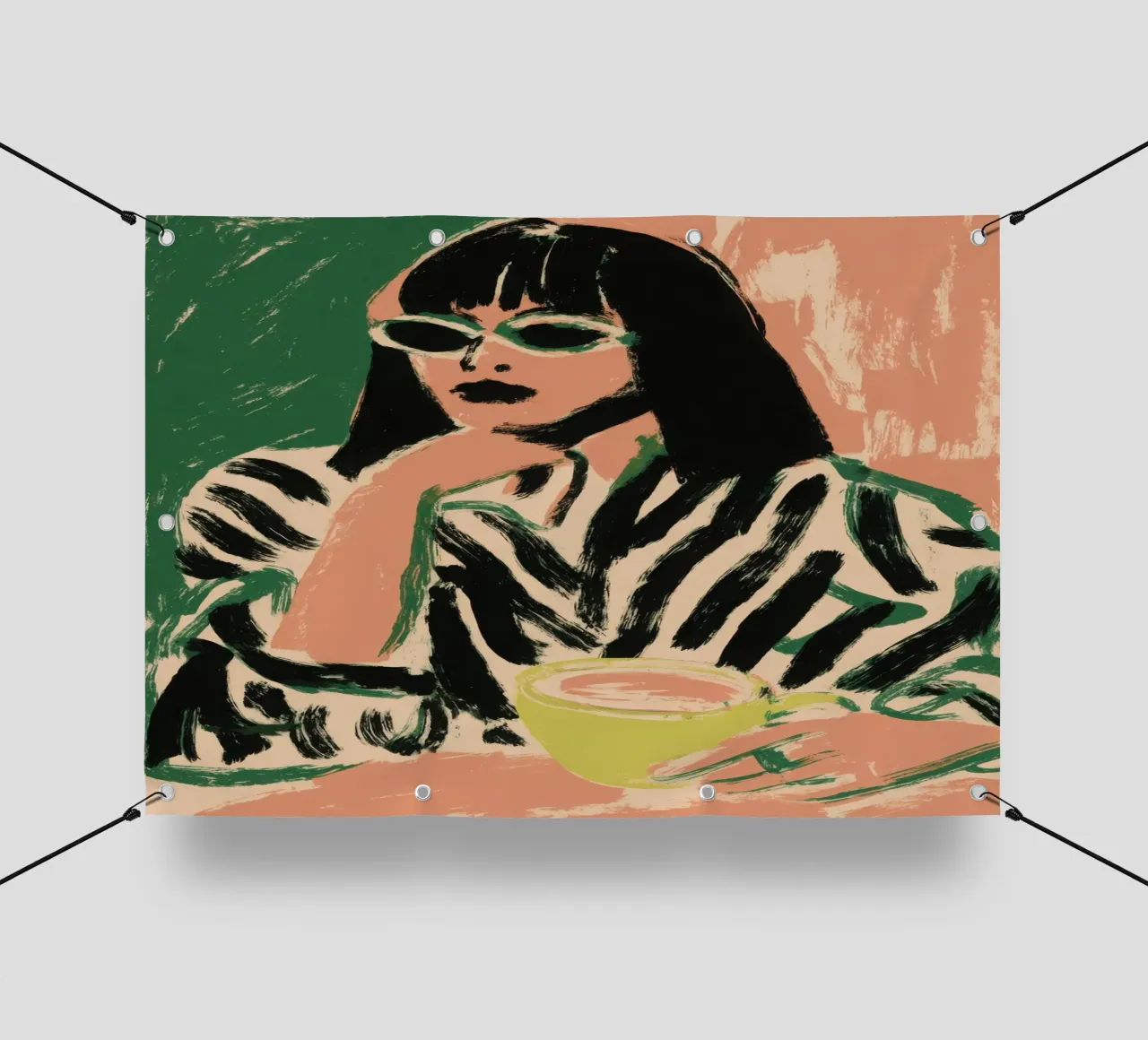 Donna con tazza verde e camicia a righe telo in pvc da Chic Lines Studio