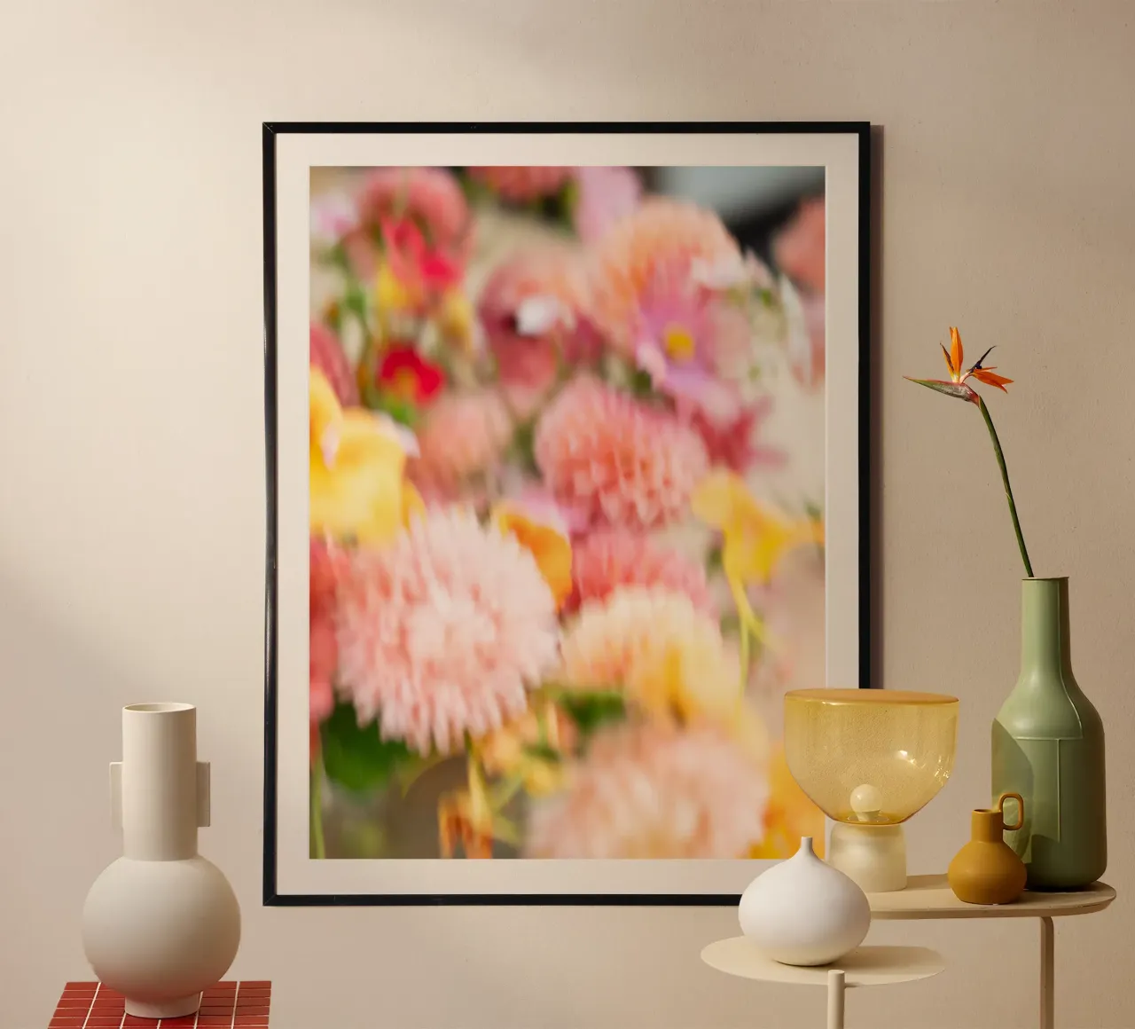 Bewegte Blumen - Abstrakte Blumenfotografie Poster mit Holzrahmen von Raisa Zwart Photography