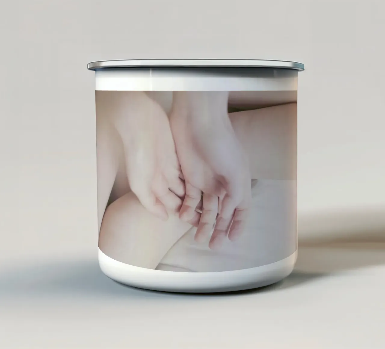 The Silkmoth 9 tazza in smalto da Paul Aidan Perry