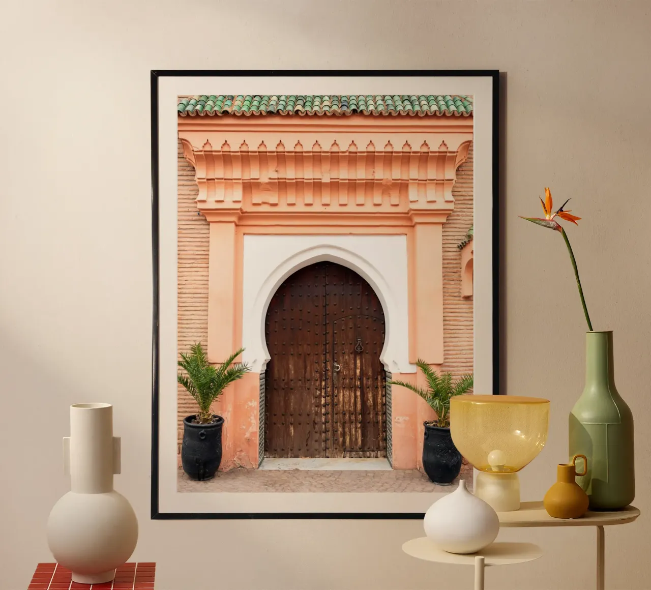 Marrakech Türen zum Palast - Reisefotografie Poster mit Holzrahmen von Raisa Zwart Photography