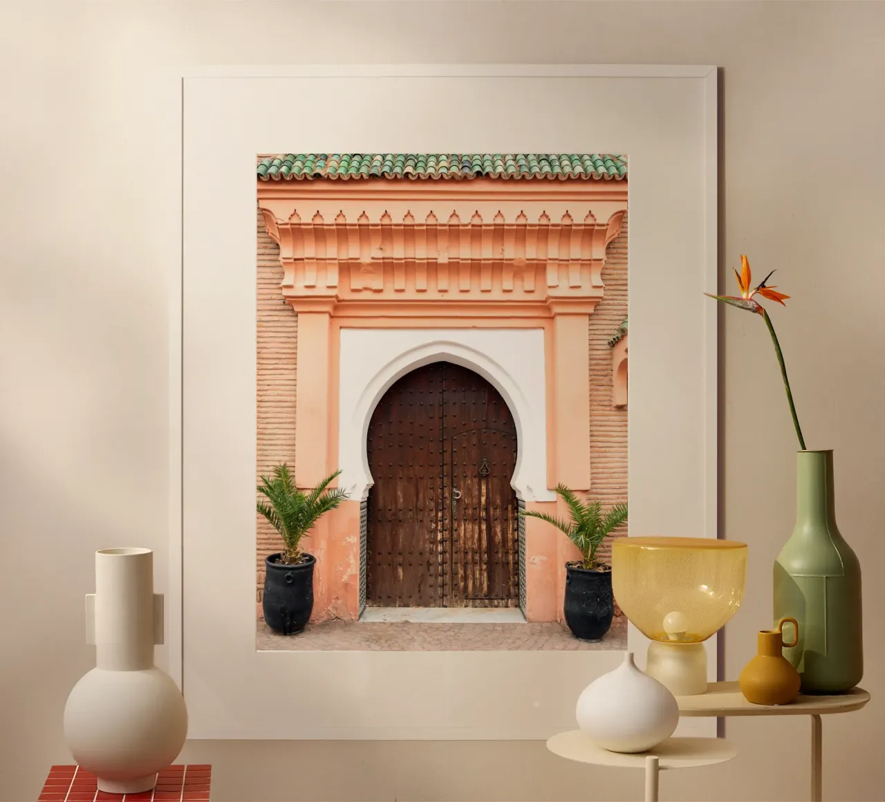 Marrakech Türen zum Palast - Reisefotografie Poster mit Holzrahmen von Raisa Zwart Photography