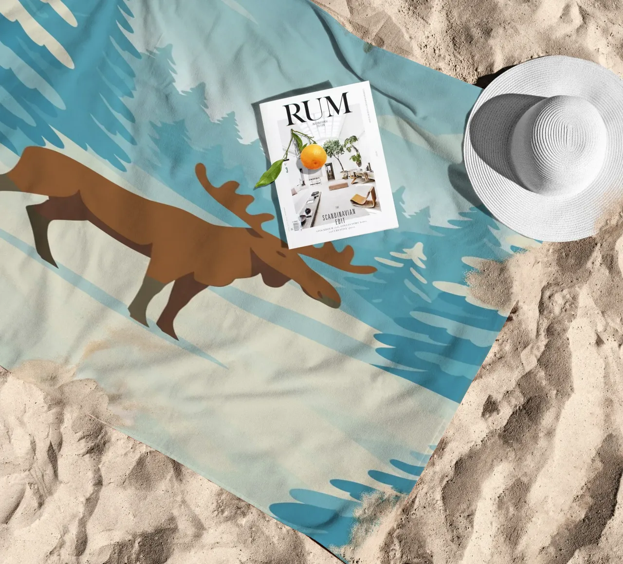 Alce in una foresta innevata telo mare da minimalist designs