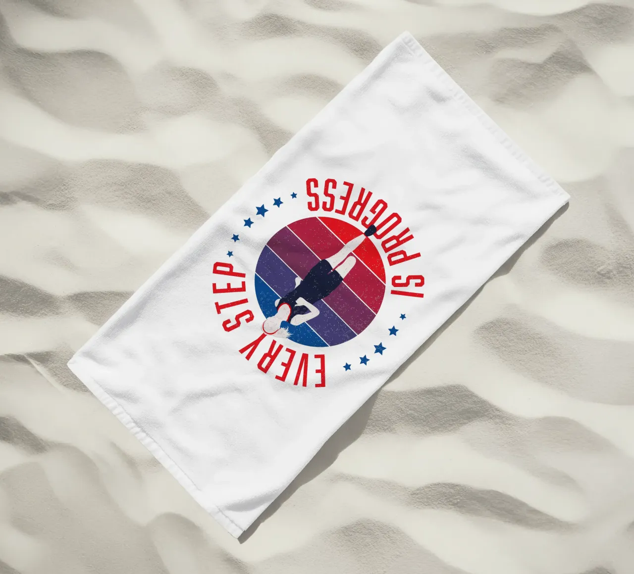 Ogni passo è un progresso. Slogan motivazionale per i runner. telo mare da CalliLetters