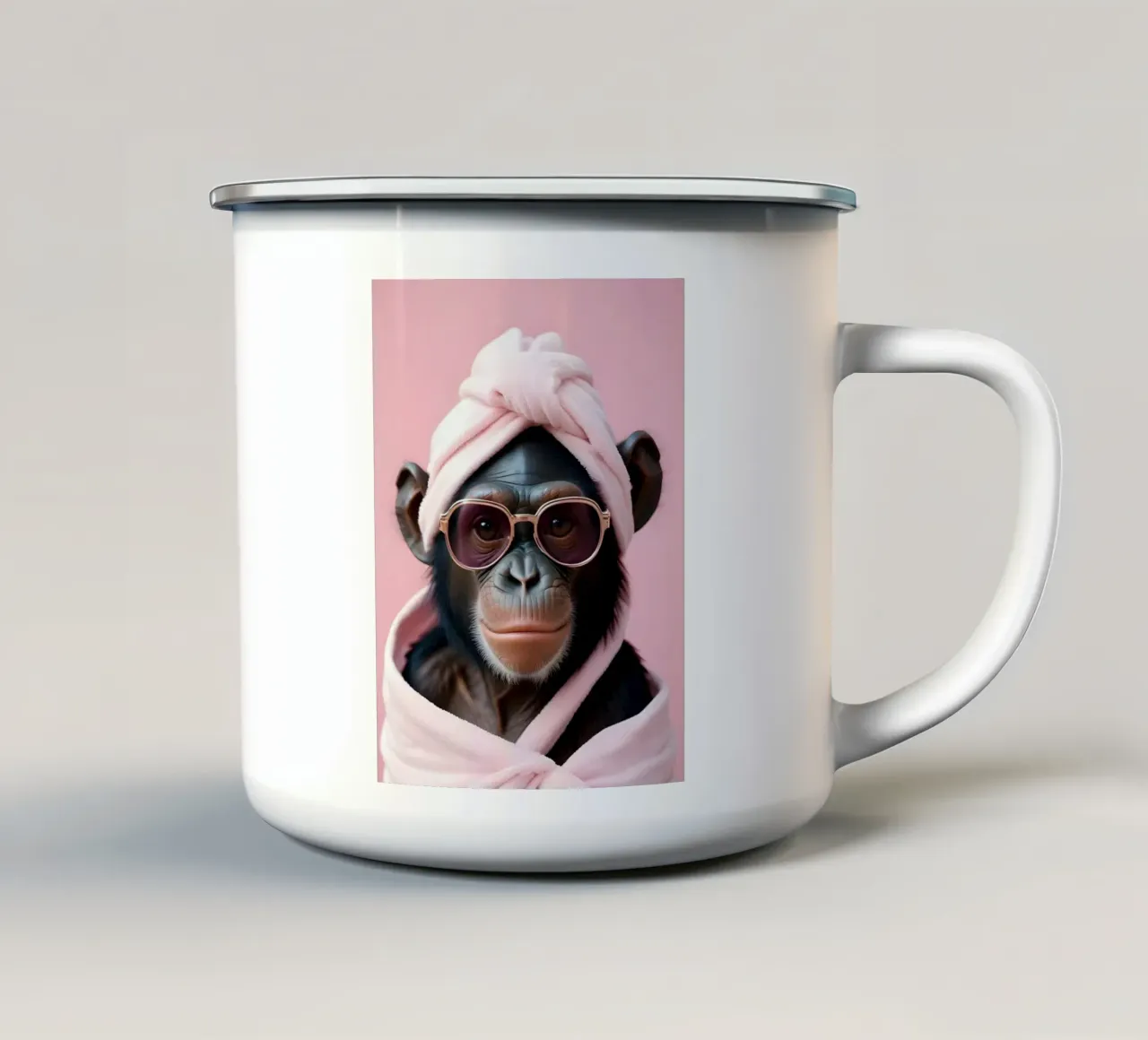 Scimpanzé cool con asciugamano rosa e occhiali da sole tazza in smalto da Graceful Desine