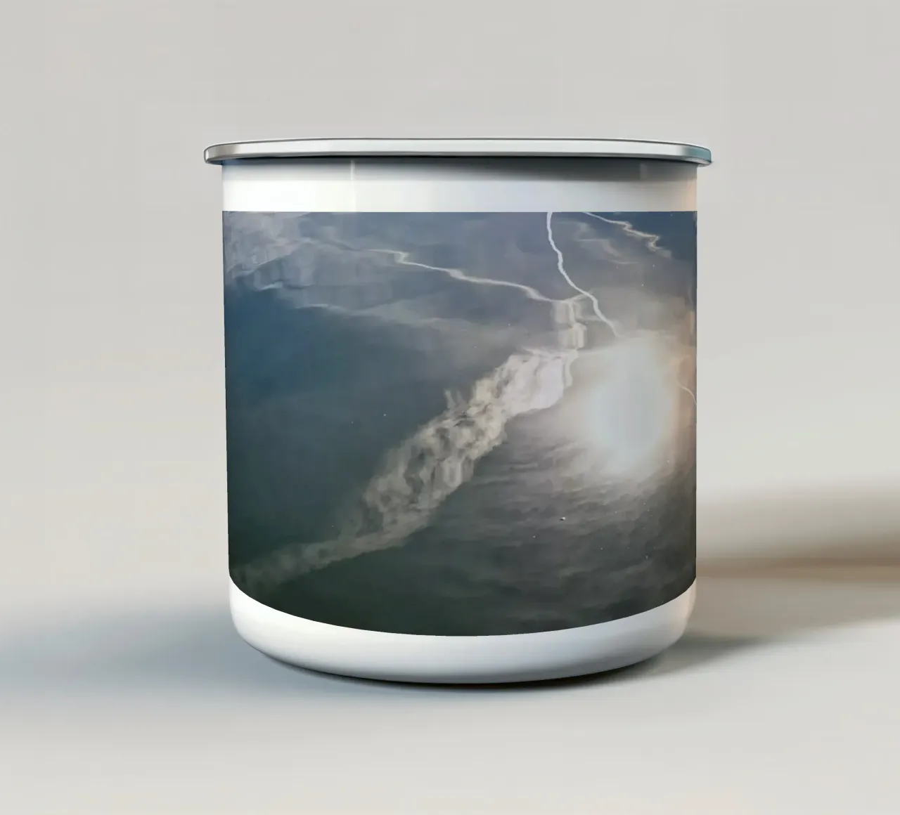 Riflessione nell'acqua tazza in smalto da Romy Mueller Waterworld