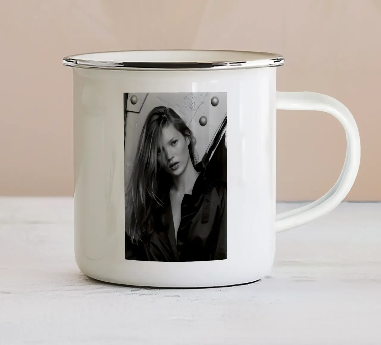 Kate Moss in seta e acciaio tazza in smalto da Galery Vintage