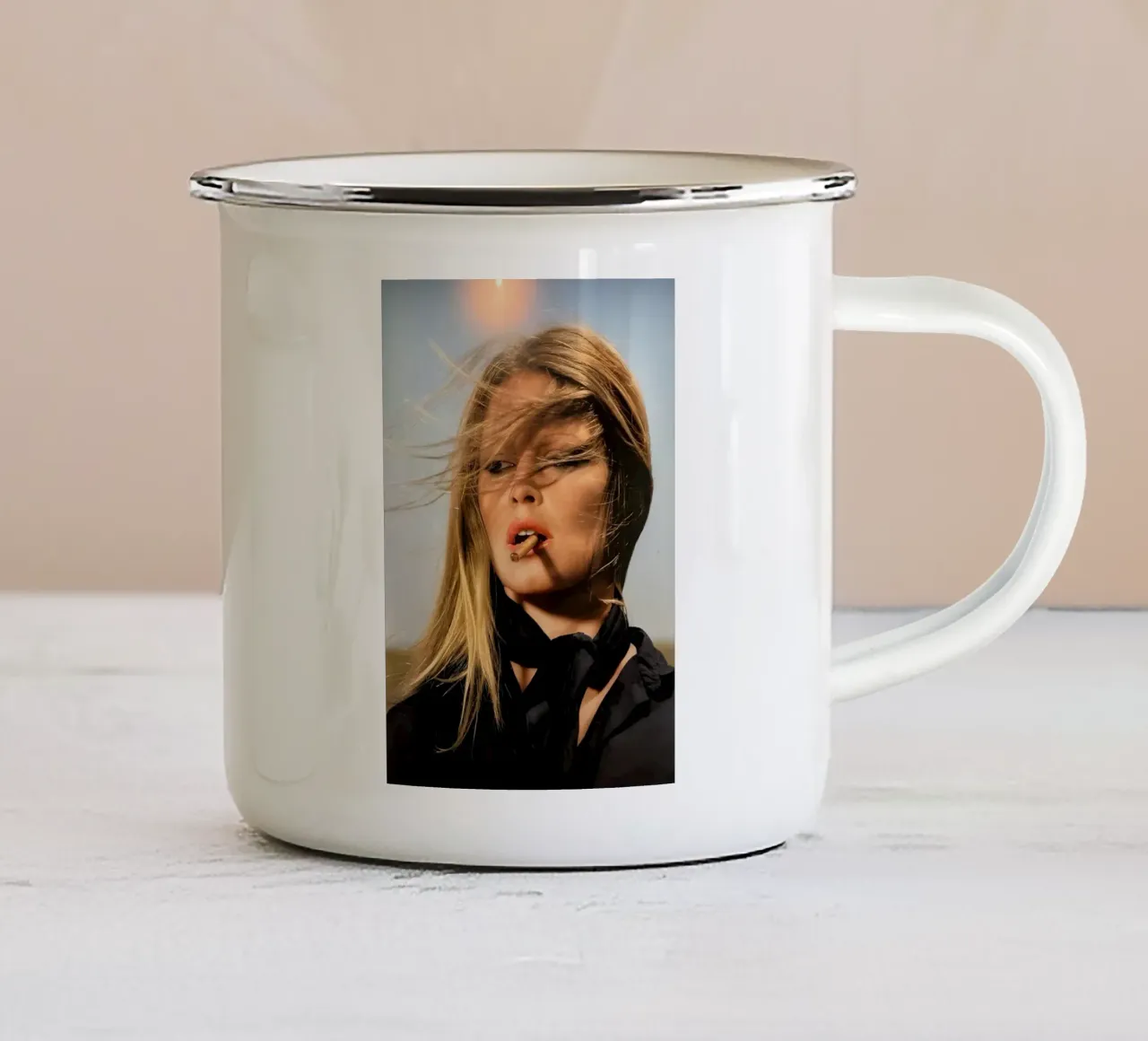 Bionda, brezza e sigaro tazza in smalto da Galery Vintage