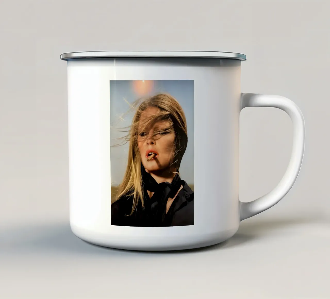 Bionda, brezza e sigaro tazza in smalto da Galery Vintage