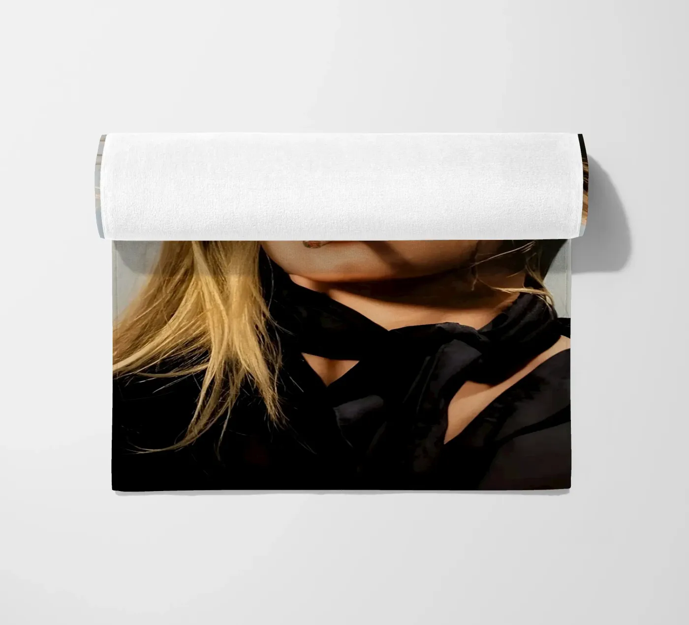 Blonde, Breeze, and Cigar Strandtuch von Galery Vintage