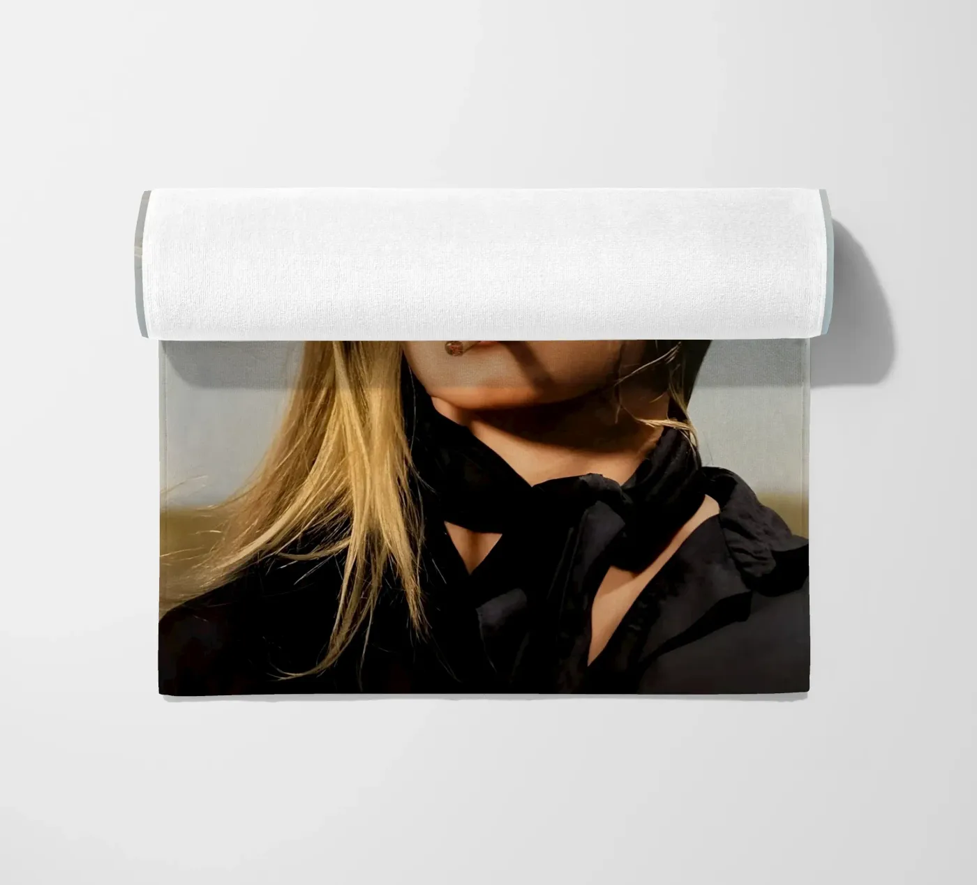 Blonde, Breeze, and Cigar Strandtuch von Galery Vintage