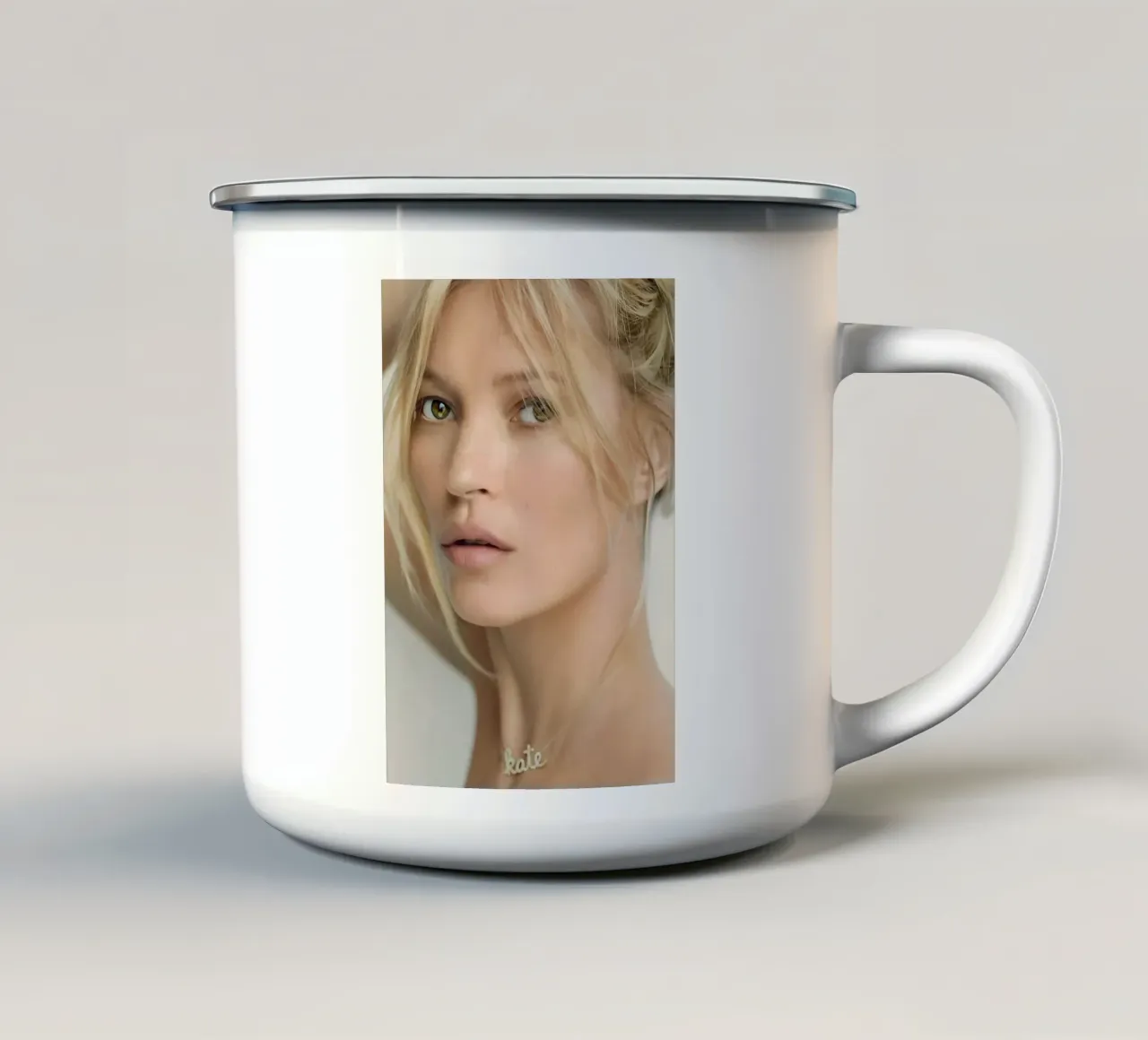 Ritratto a luce dorata tazza in smalto da Galery Vintage