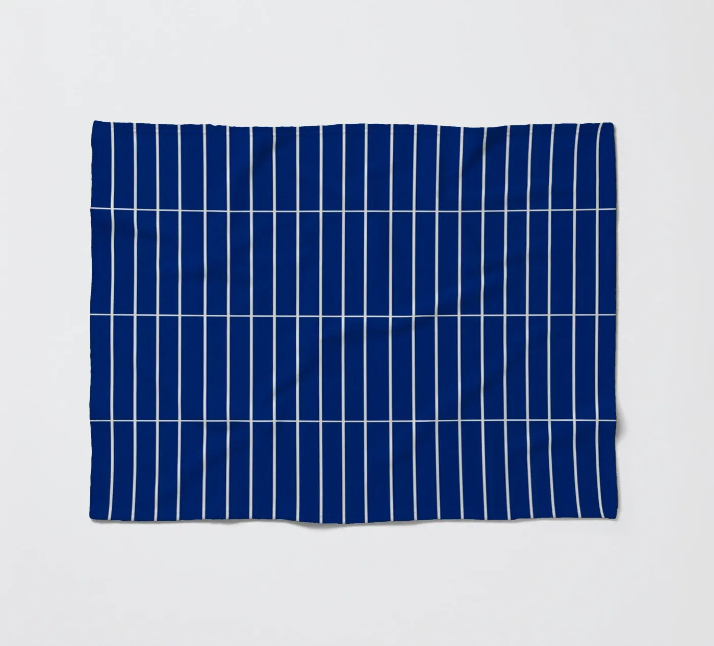 Wit rechthoekig raster op blauw fleecedeken van Timeless moderna