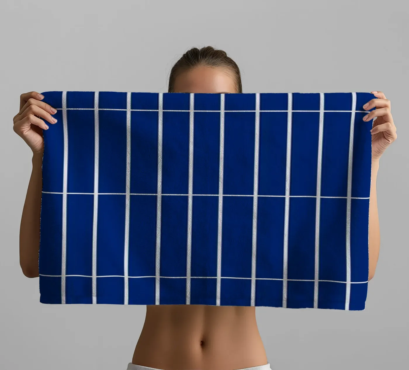 Wit rechthoekig raster op blauw badhanddoek van Timeless moderna