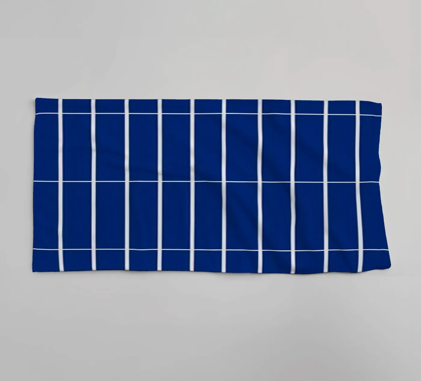 Wit rechthoekig raster op blauw badhanddoek van Timeless moderna