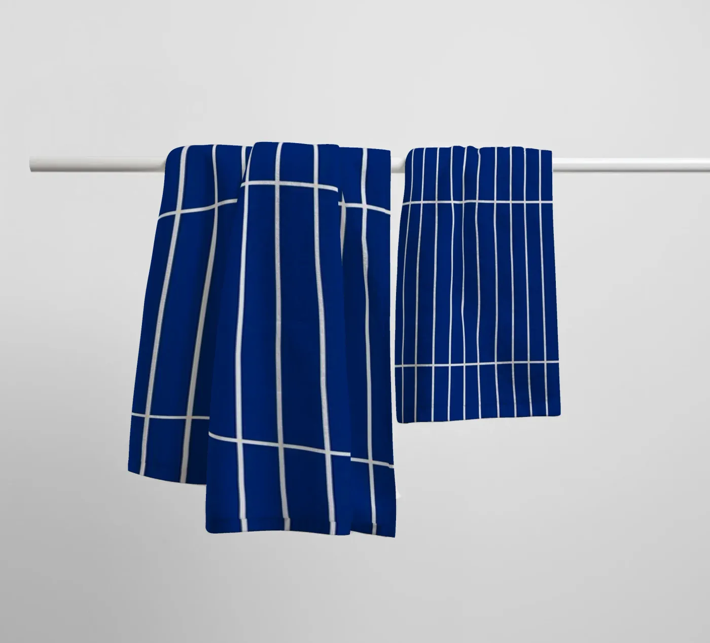 Wit rechthoekig raster op blauw badhanddoek van Timeless moderna
