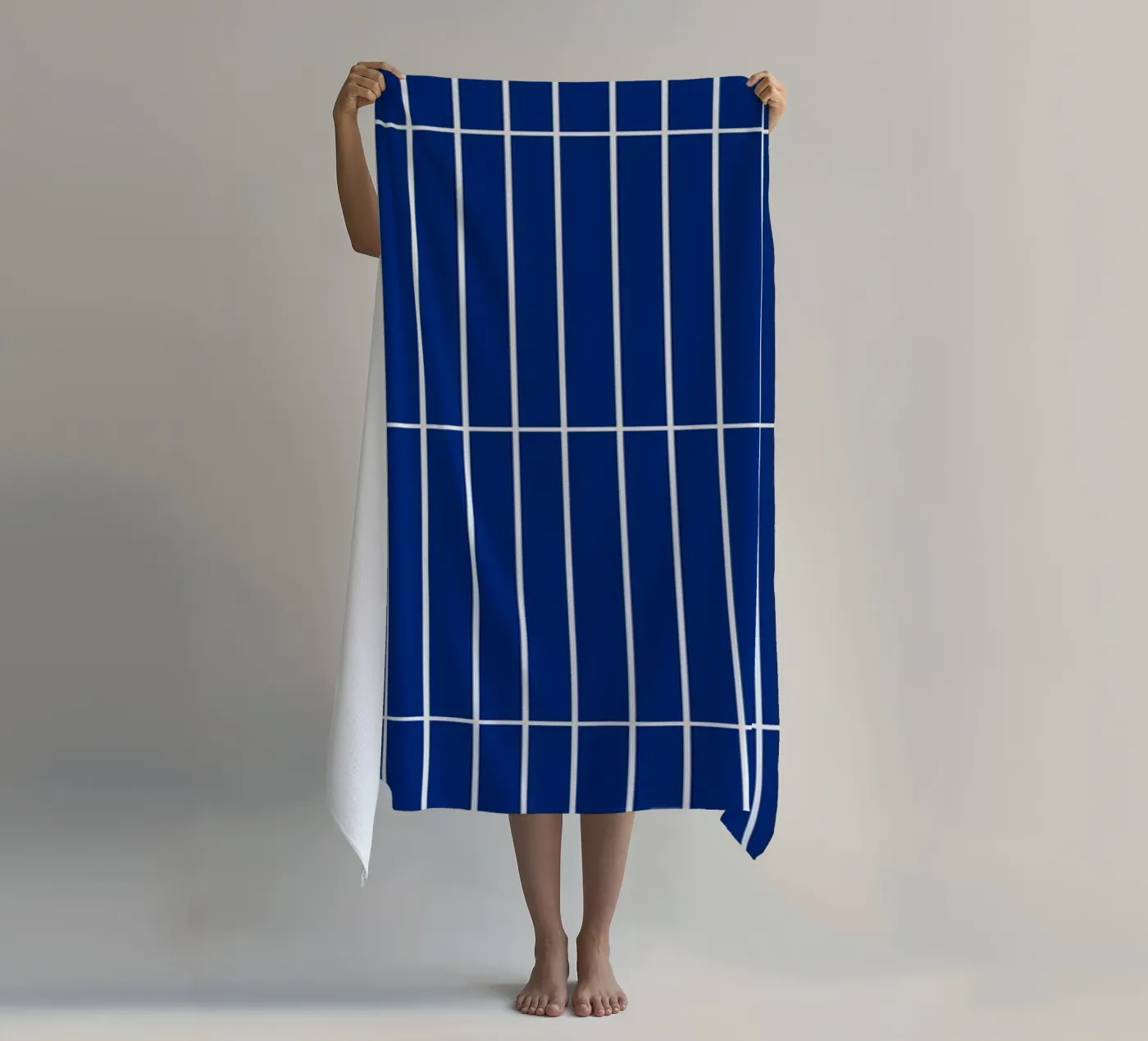 White Rectangular Grid on Blue strandhanddoek van Timeless moderna