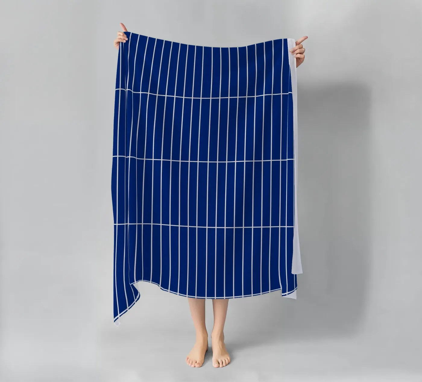 White Rectangular Grid on Blue strandhanddoek van Timeless moderna