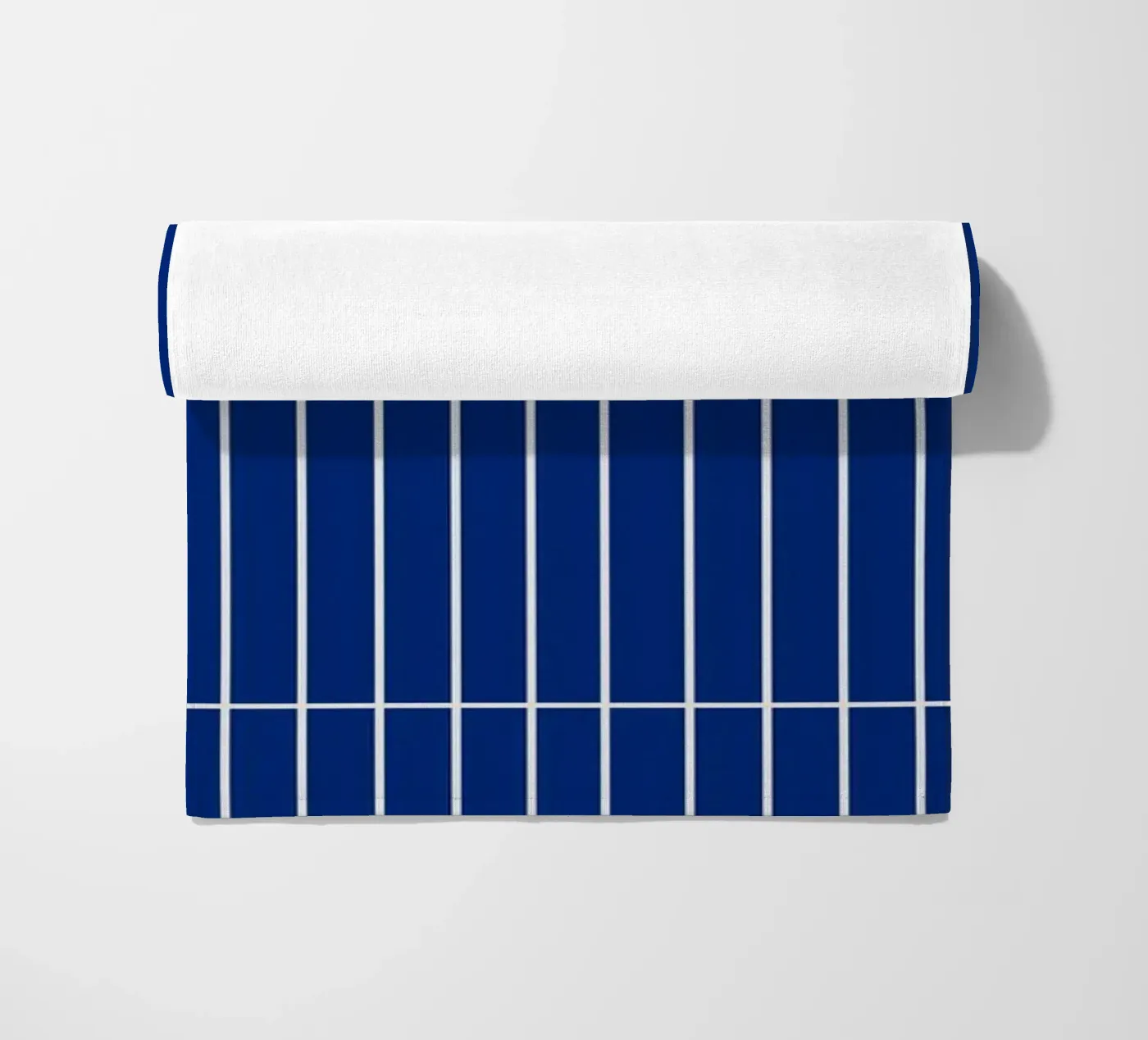 Wit rechthoekig raster op blauw strandhanddoek van Timeless moderna