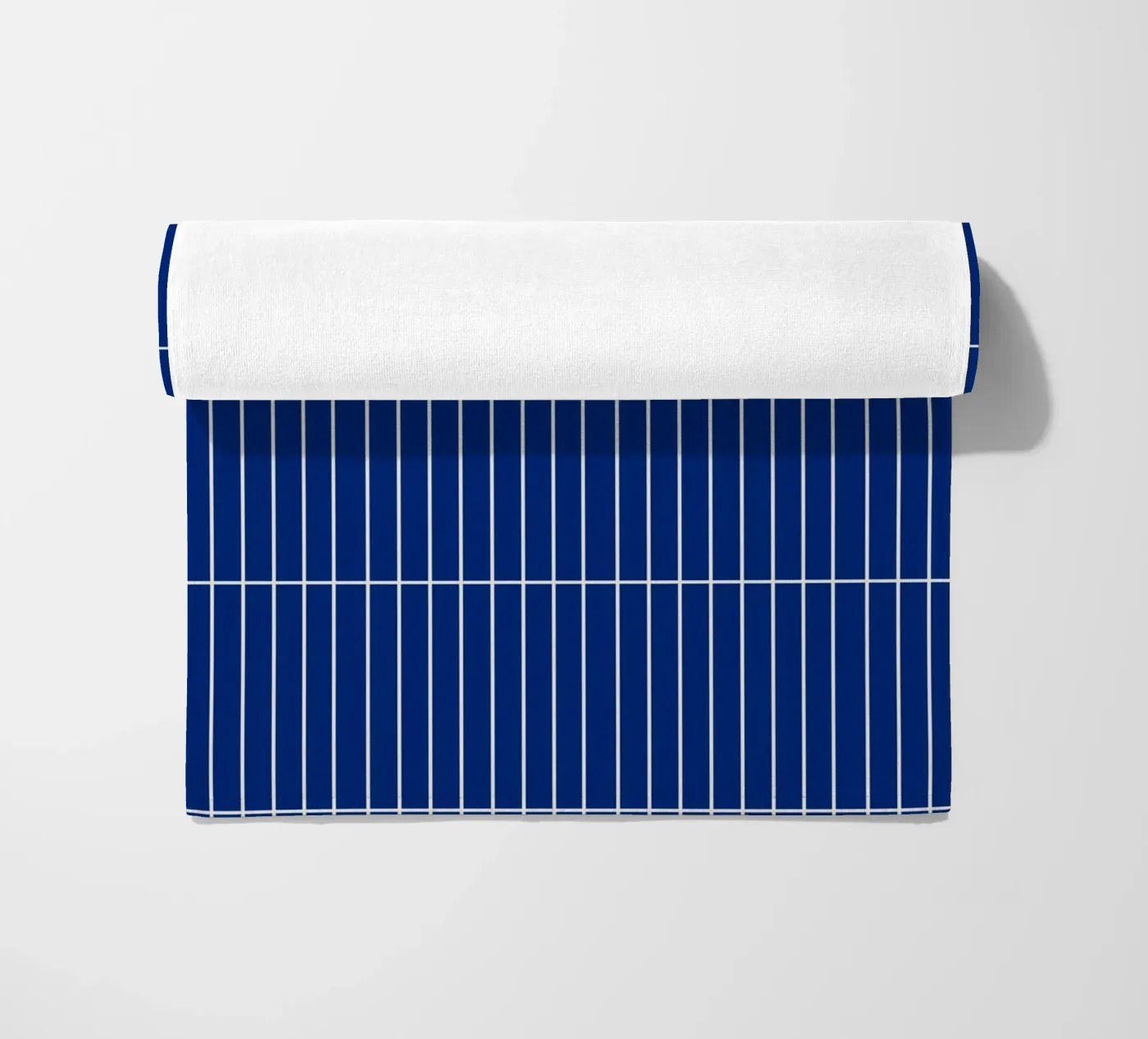 Wit rechthoekig raster op blauw strandhanddoek van Timeless moderna