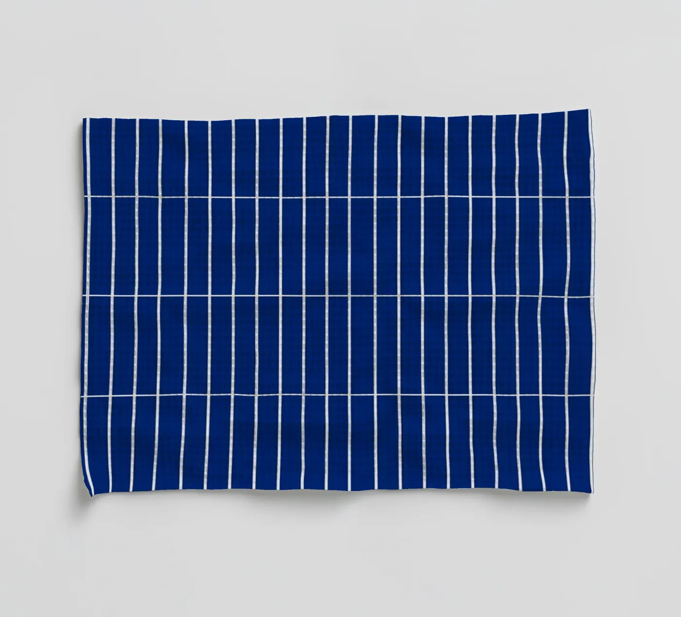 Grille rectangulaire blanche sur fond bleu torchon de Timeless moderna