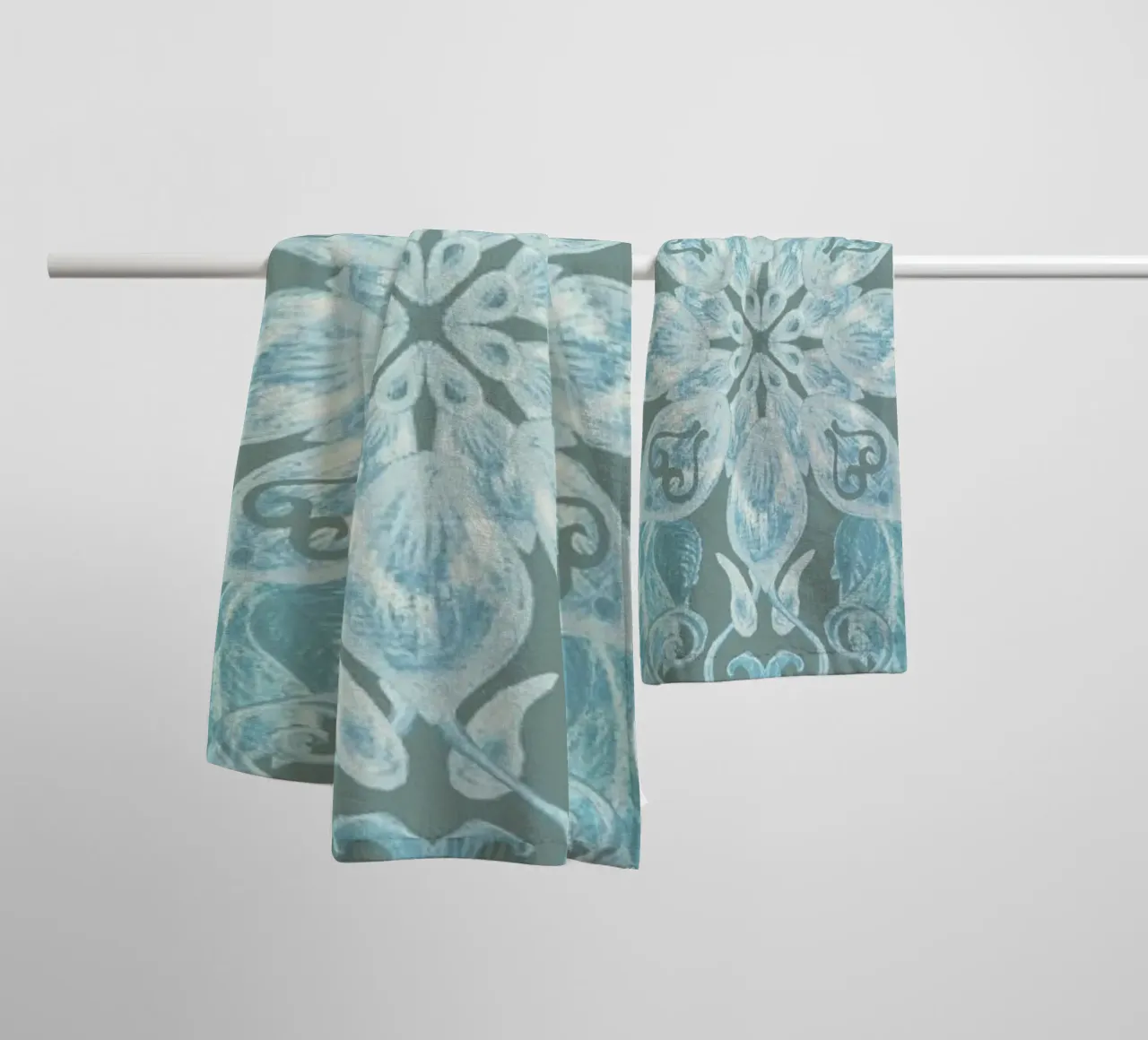 Soft Blue & Grey Floral Pattern asciugamano da bagno da Micklyn Le Feuvre