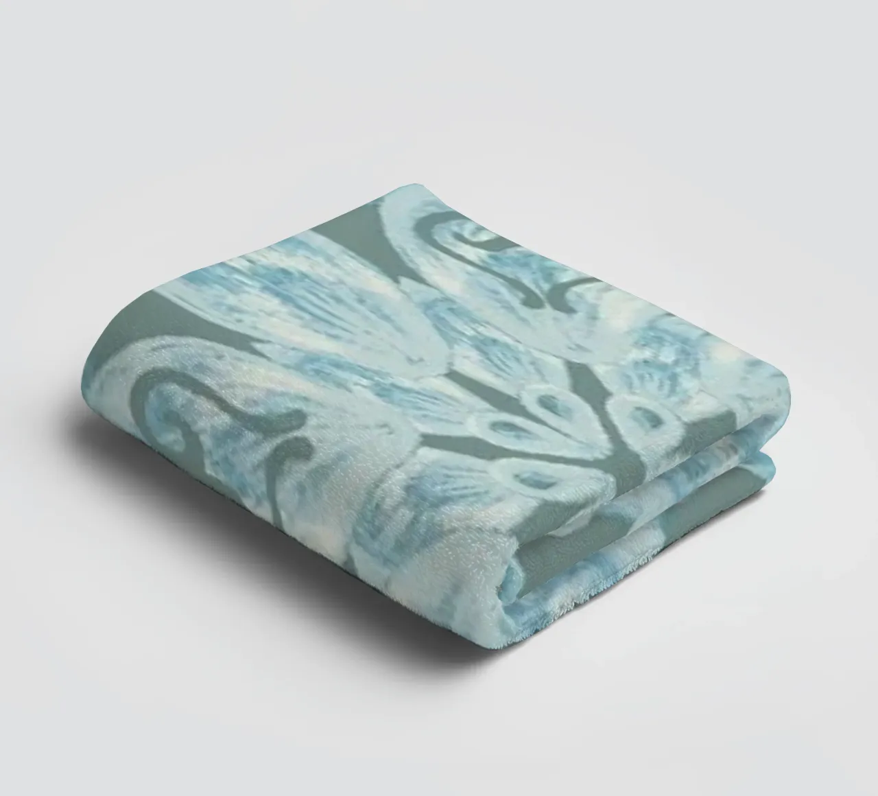 Soft Blue & Grey Floral Pattern asciugamano da bagno da Micklyn Le Feuvre