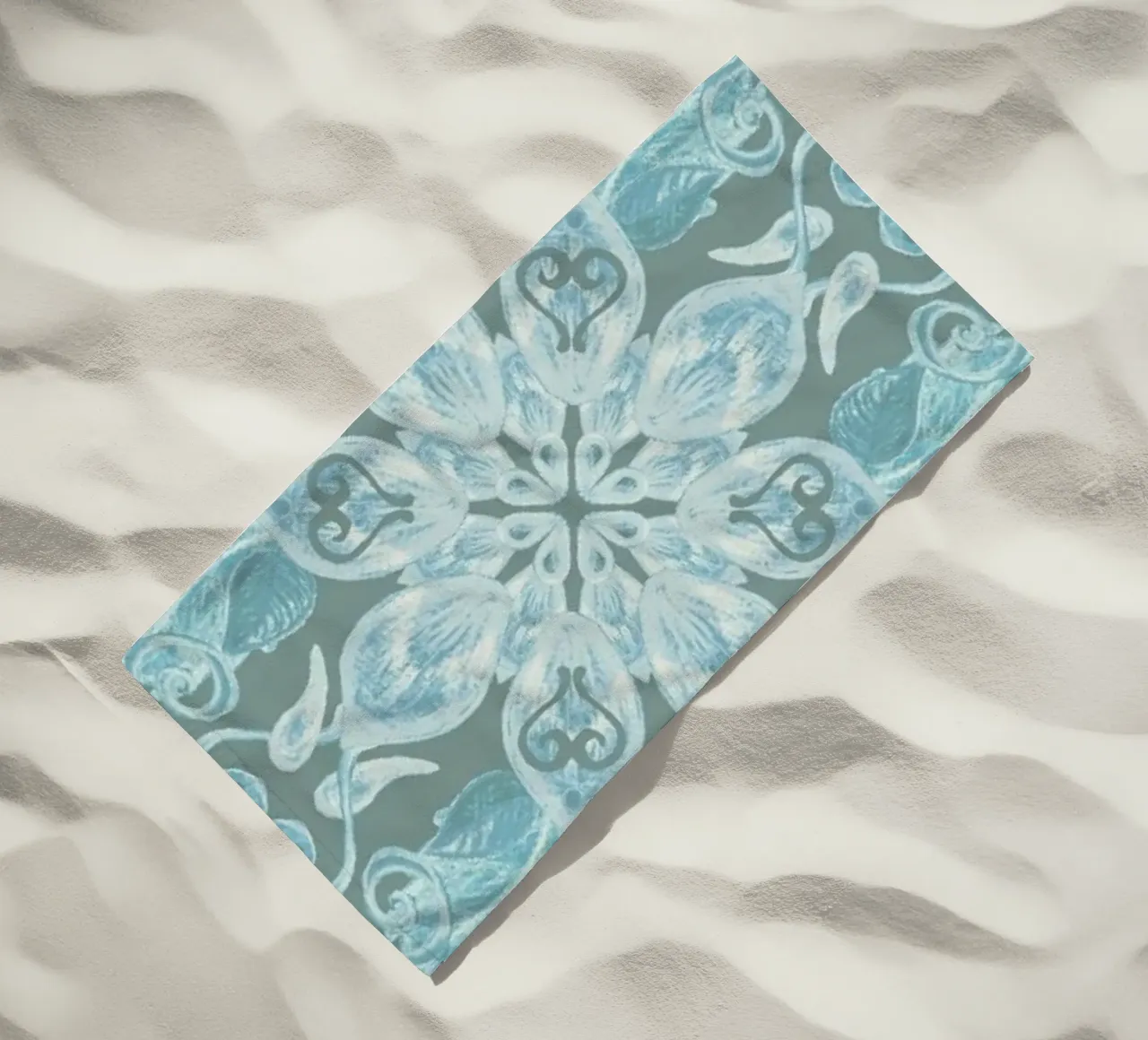 Soft Blue & Grey Floral Pattern telo mare da Micklyn Le Feuvre