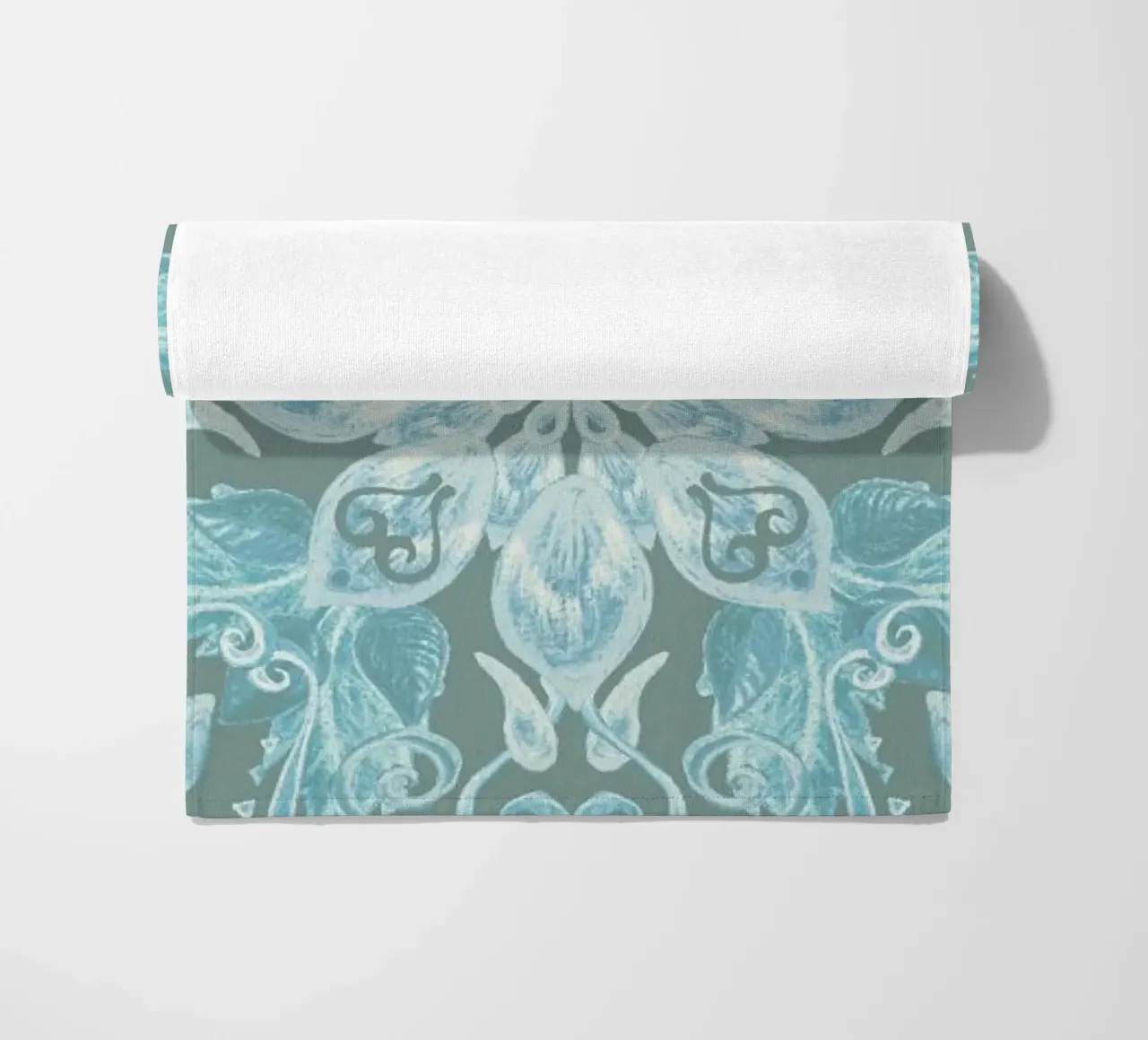 Soft Blue & Grey Floral Pattern telo mare da Micklyn Le Feuvre