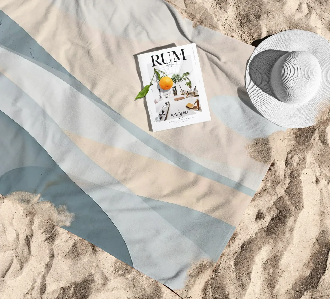 Nordic Calm Minimalist Landscape telo mare da Burk Smith