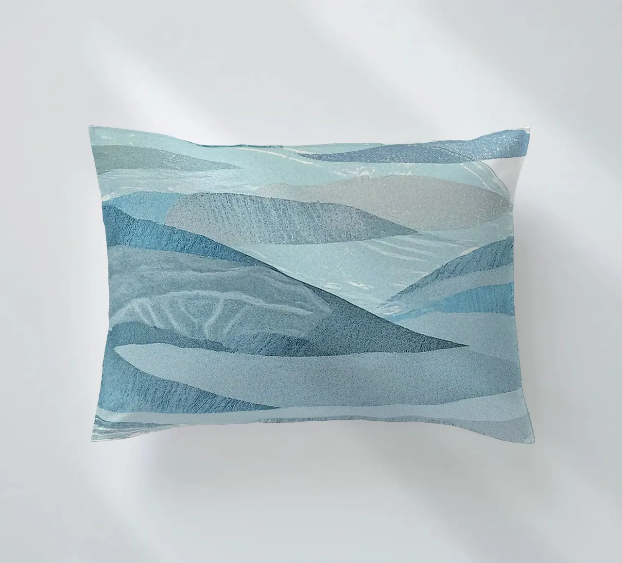 Scandinavian Abstract Waves in Cool Blue Tones cuscino da Burk Smith