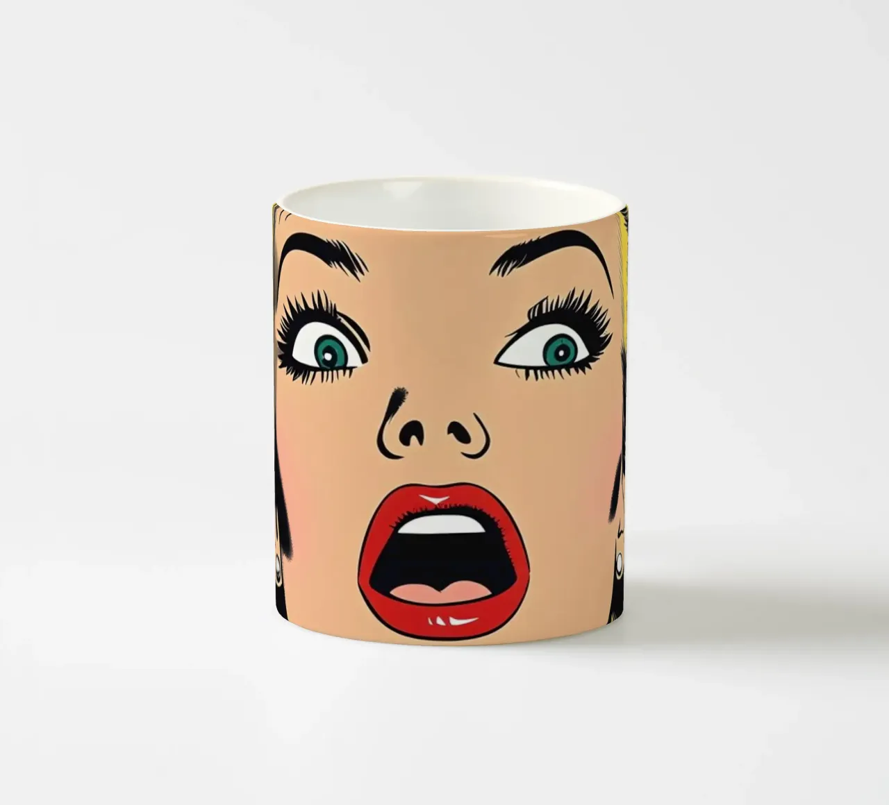 Bionda scioccata tazza in ceramica da M-Ulrich-Digital Art