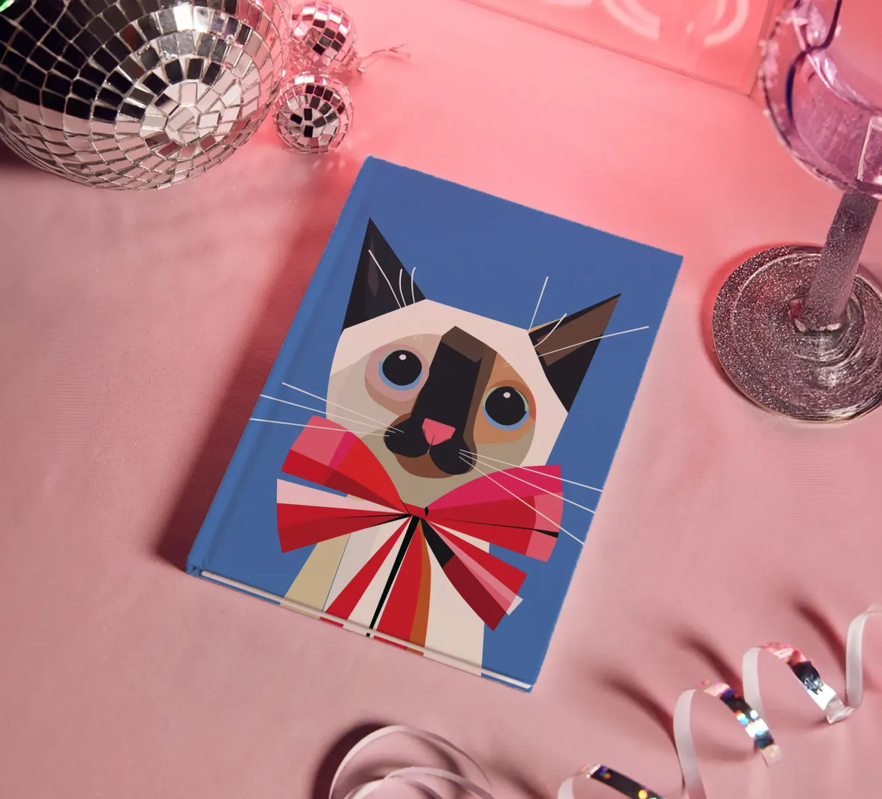 Weihnachtliche Siamkatze mit Schleife Notizbuch von DARIA IVANOVNA