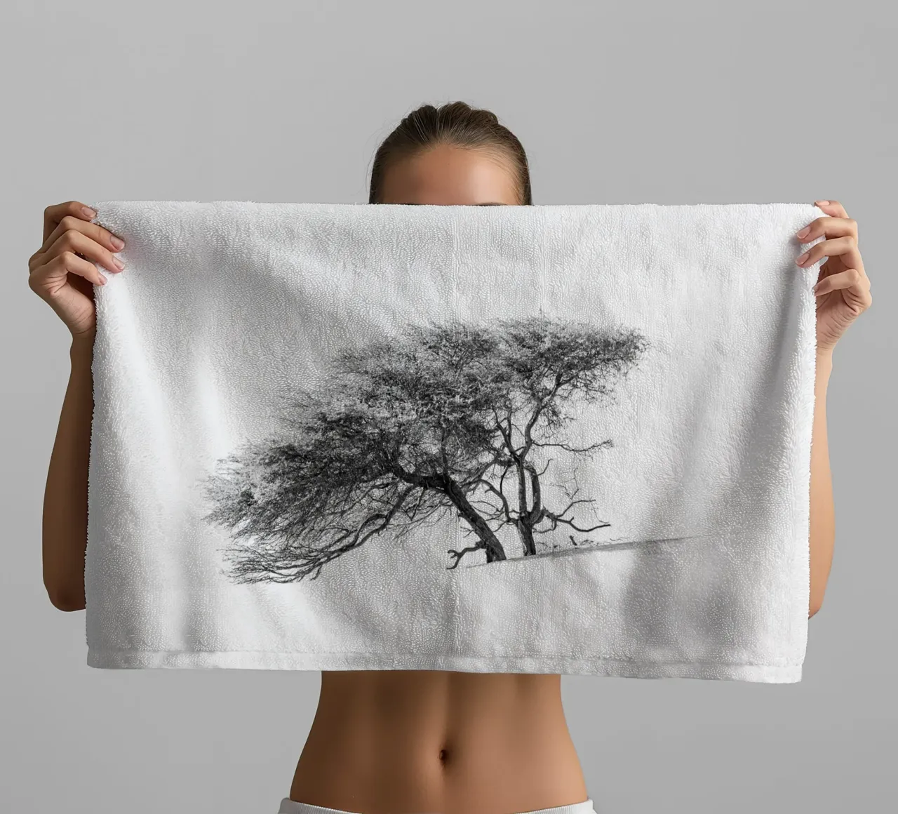 Lonely tree in the Sahara desert asciugamano da bagno da photolovers