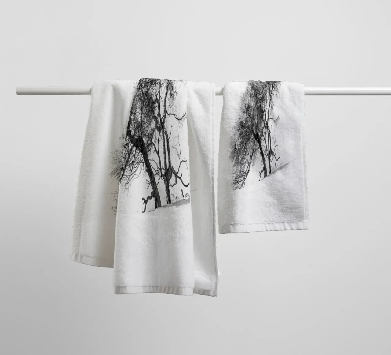 Lonely tree in the Sahara desert asciugamano da bagno da photolovers