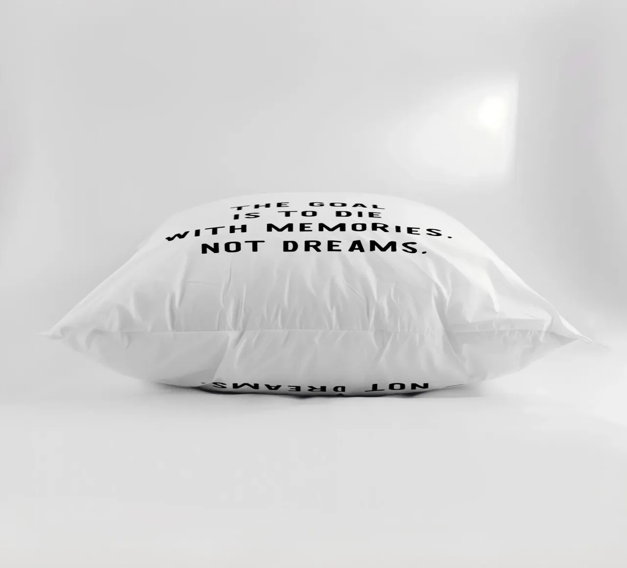 The goal is to die with memories, not dreams, motivation cuscino da RB-Quotes