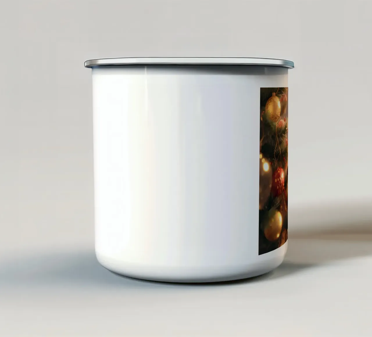 Il piccolo aiutante Voxy decora l'albero di Natale tazza in smalto da Voxy's Adventures