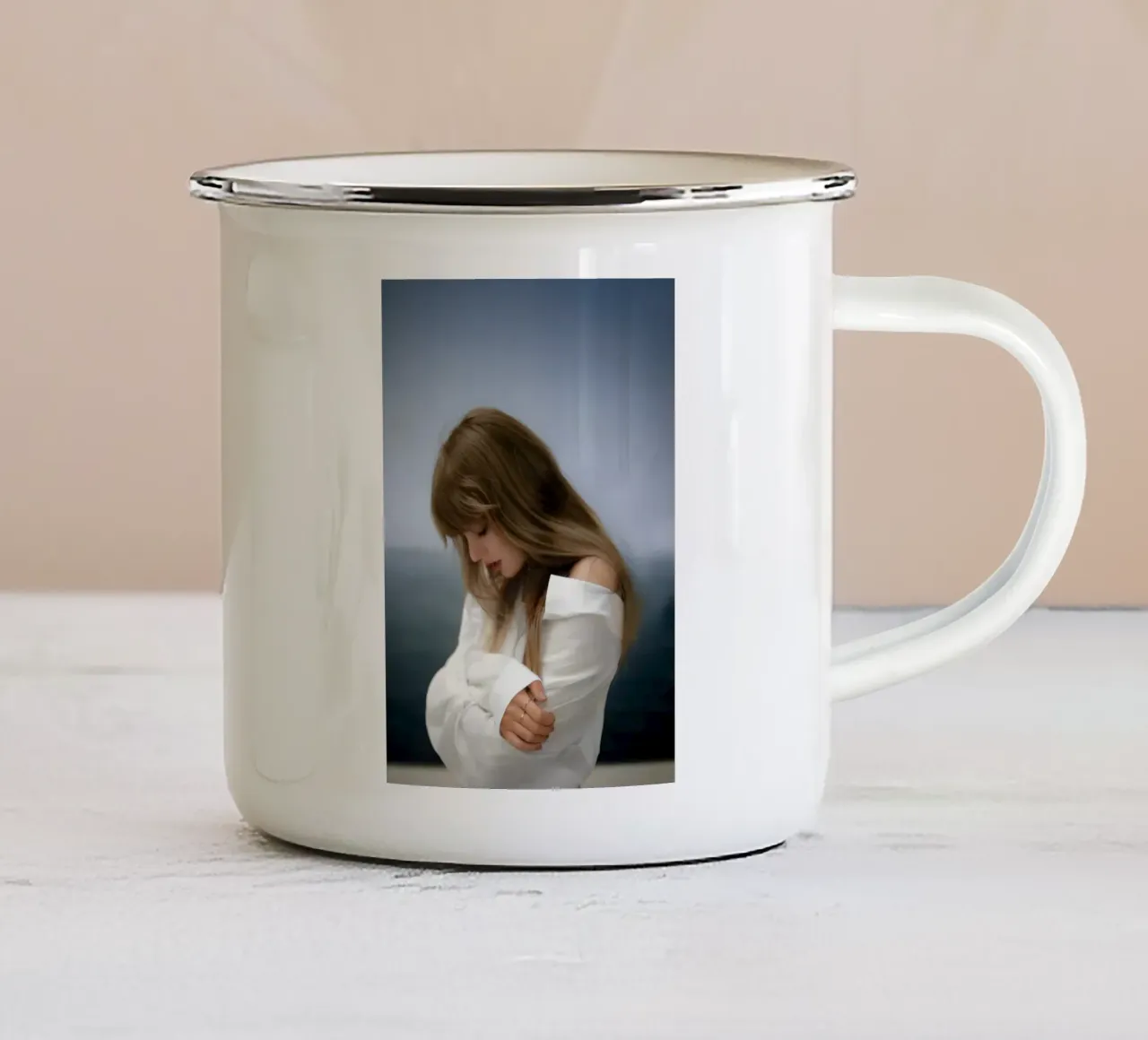 Donna con camicia bianca tazza in smalto da Galery Vintage