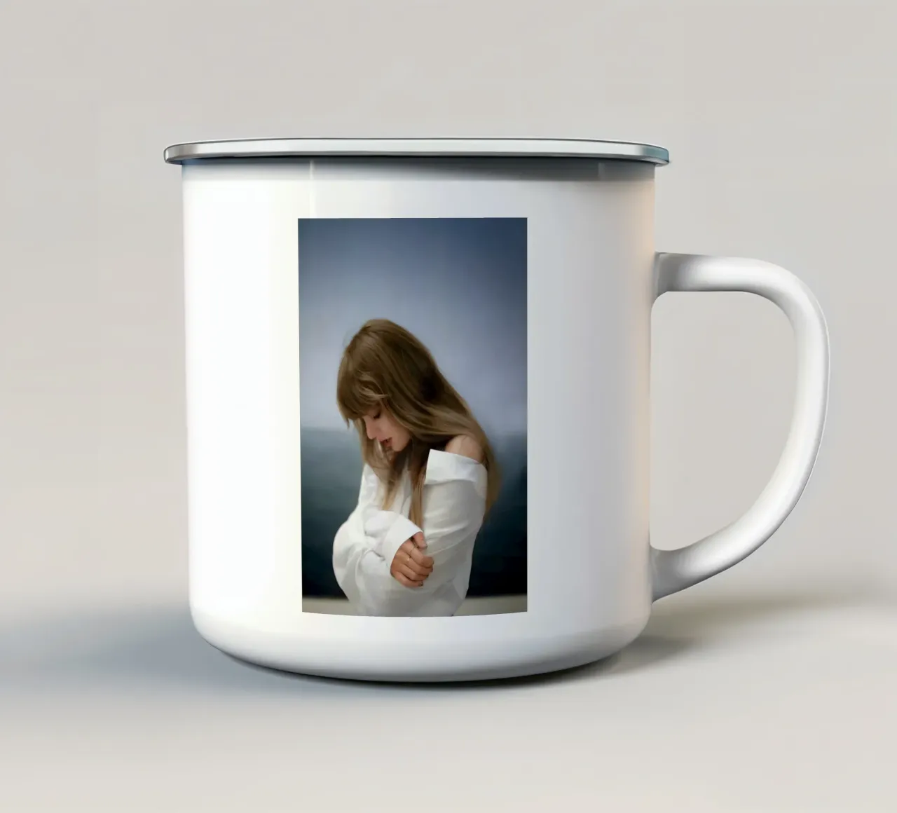 Donna con camicia bianca tazza in smalto da Galery Vintage