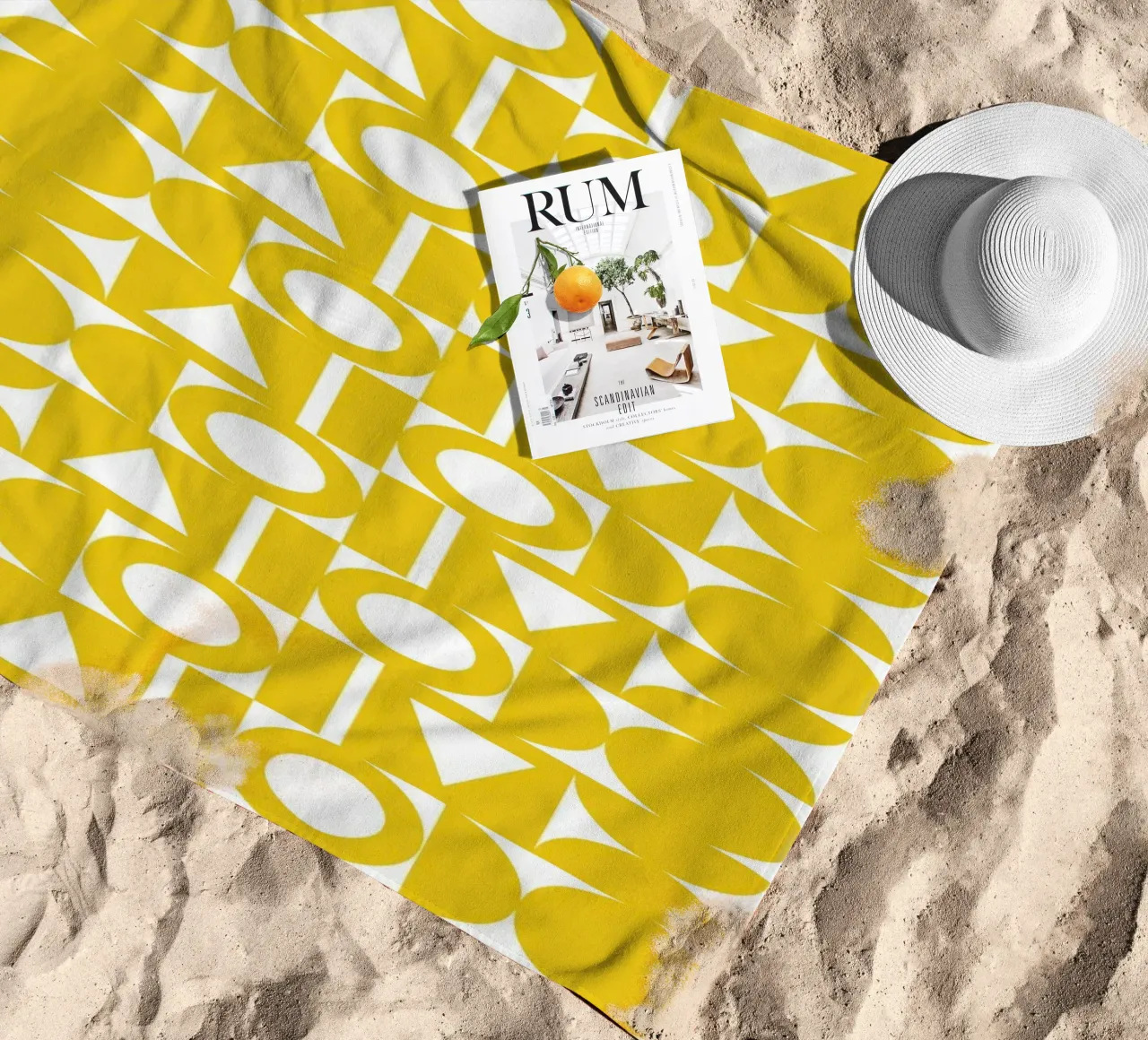 Forma geometrica gialla telo mare da Studio Fun Boy